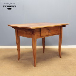 Gelakte 19e eeuwse tafel