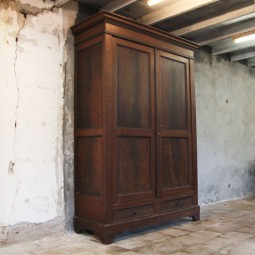 hoge gehouten kast