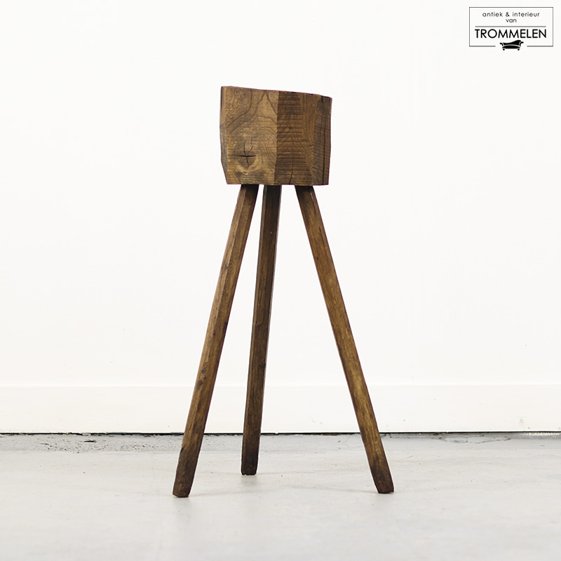 Primitief eikenhouten hakblok Primitief eikenhouten hakblok