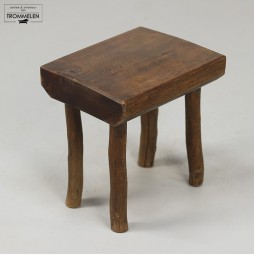 Primitieve eikenhouten kruk Primitieve eikenhouten kruk