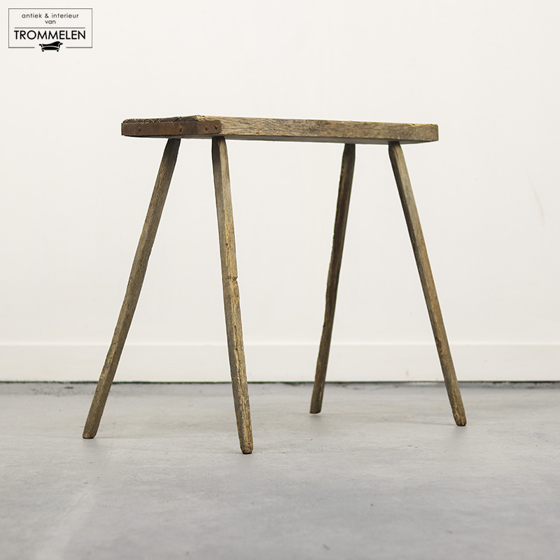 Primitieve oude werktafel Primitieve oude werktafel