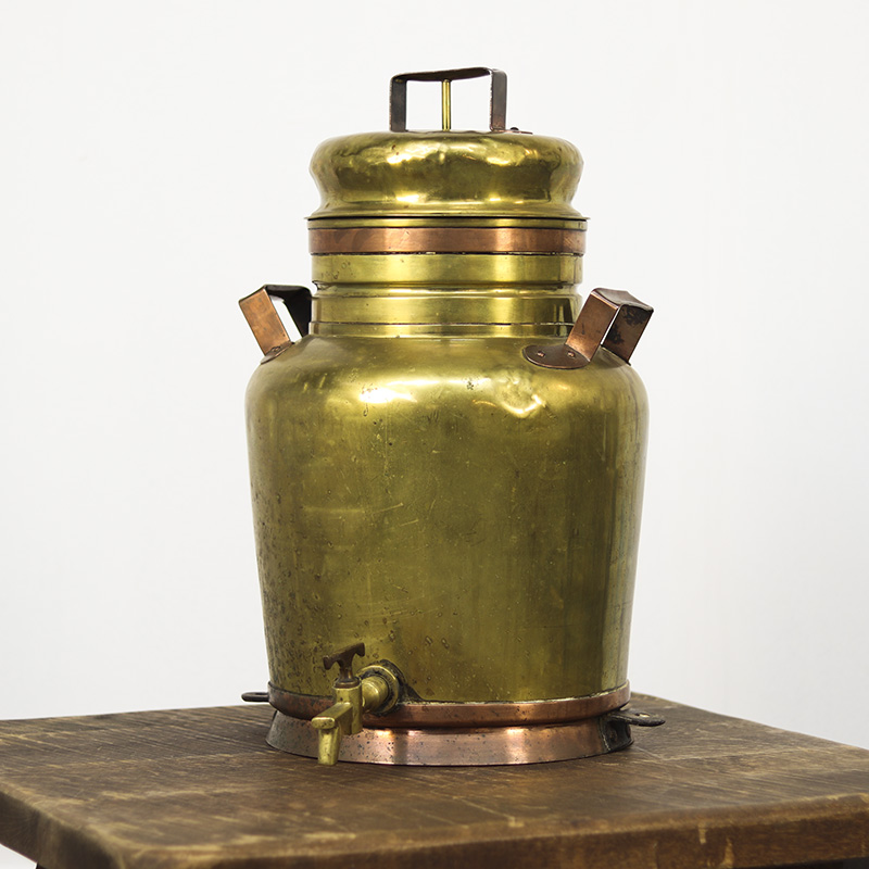 Antieke koperen melkbus Antieke koperen melkbus