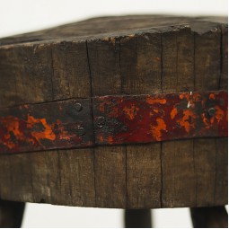 Primitief eikenhouten hakblok