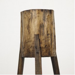 Primitief grenenhouten hakblok