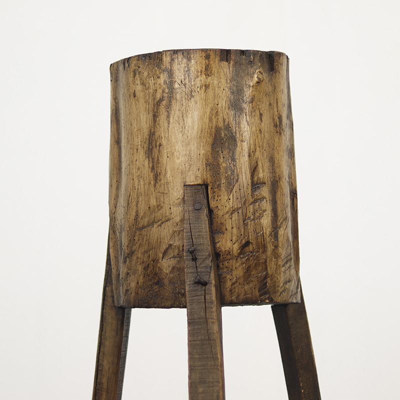 Primitief grenenhouten hakblok Primitief grenenhouten hakblok