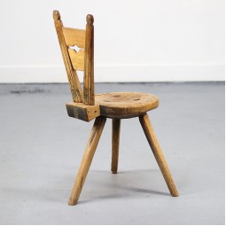 Primitieve driepoot stoel Primitieve driepoot stoel