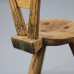 Primitieve driepoot stoel