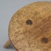 Primitieve driepoot stoel
