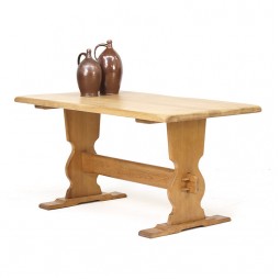 Brutalist eettafel